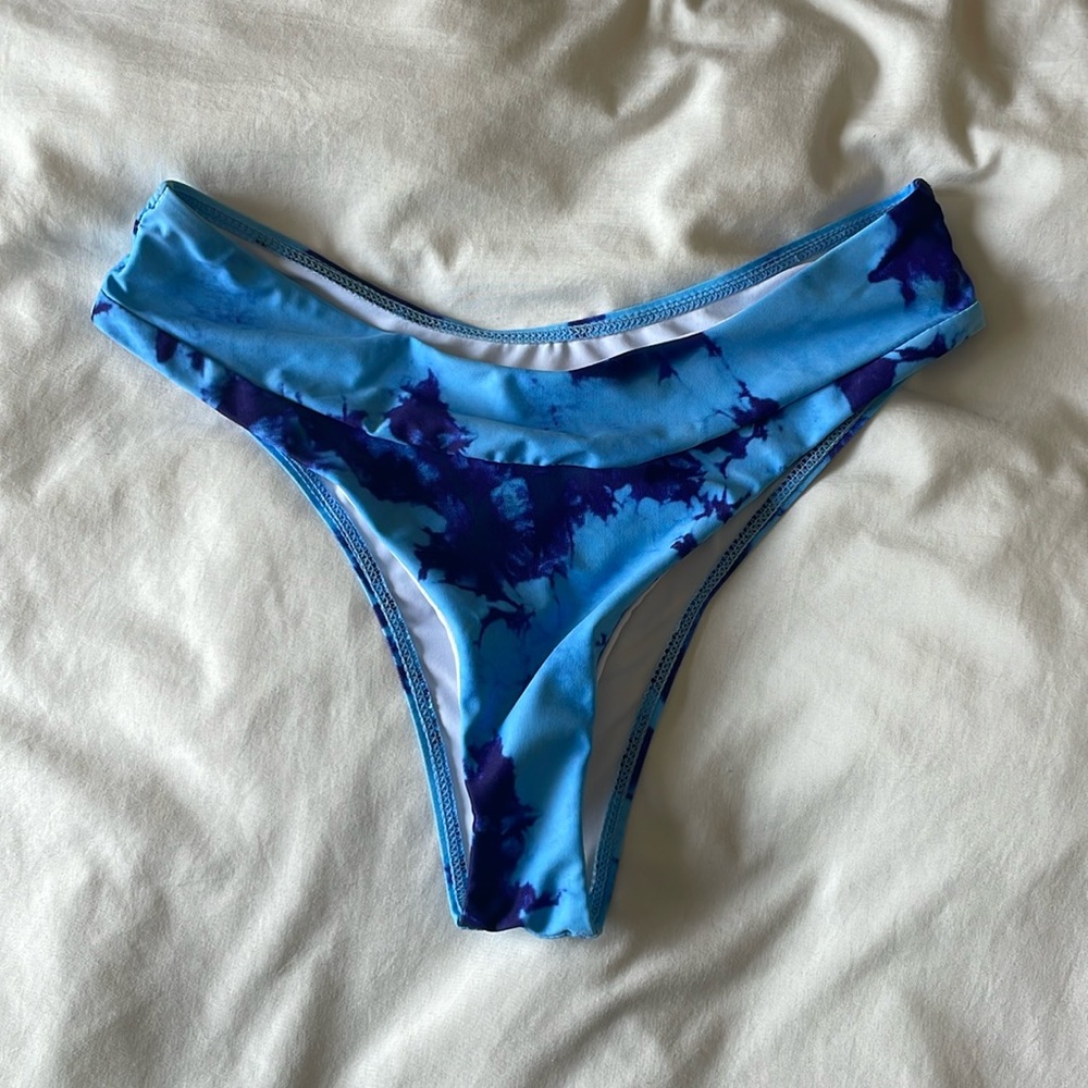 tie dye blue swimsuit bottoms, small
